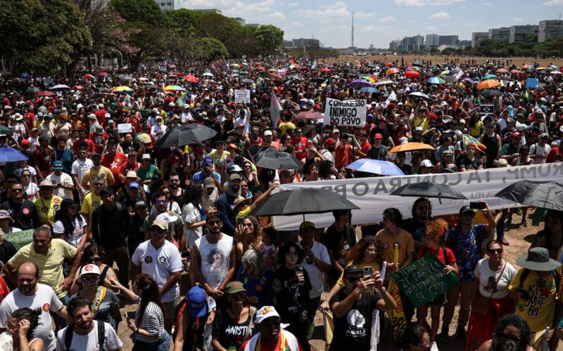 Milhares marcham no DF contra anistia a golpistas e PEC da Blindagem