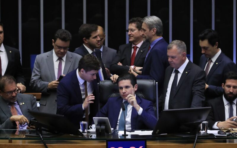PEC da blindagem é aprovada por deputados e vai ao Senado 