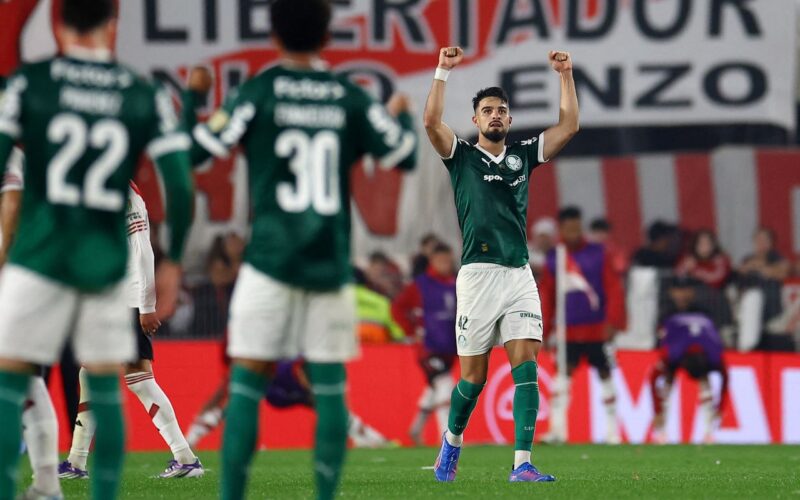 Palmeiras supera pressão e derrota River no Monumental de Núñez