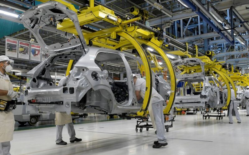 Produção industrial recua 0,2% em julho e acumula efeitos do juro alto