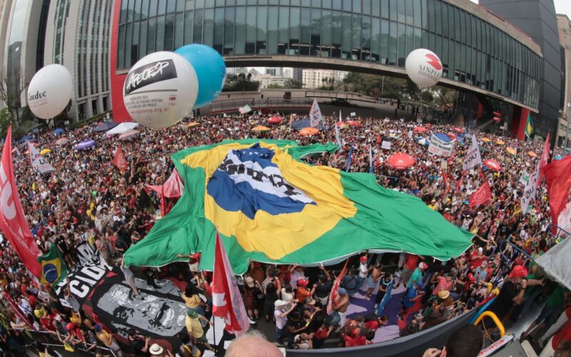 São Paulo tem 42 mil pessoas em ato contra PEC da Blindagem e anistia