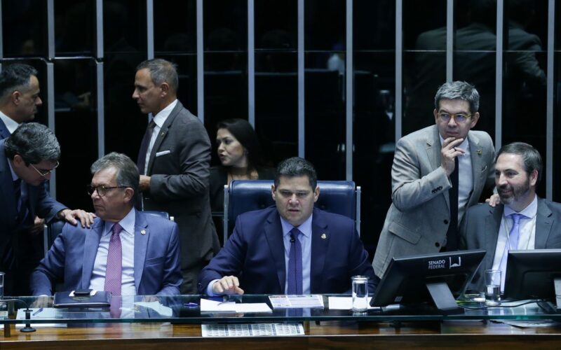 Senado aprova retirada de despesas com tarifaço do teto de gastos