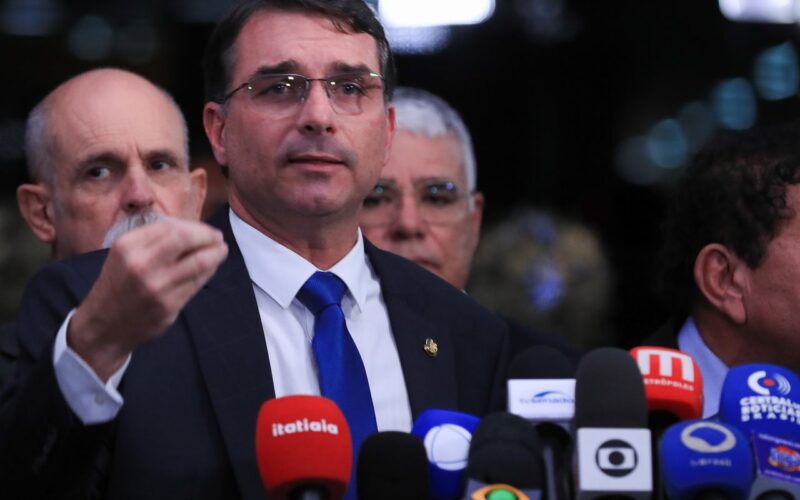 Senador Flávio ataca Moraes após voto para condenar Bolsonaro