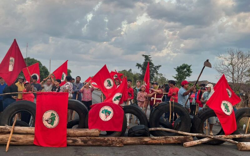 Tocantins: MST bloqueia rodovia para cobrar desapropriação de área
