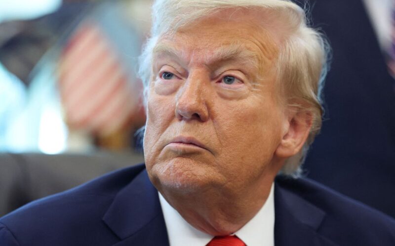 Trump ameaça cancelar licenças de TVs e rádios que criticam governo