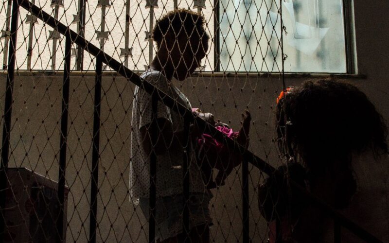 Cai tempo de acolhimento de crianças no estado do Rio