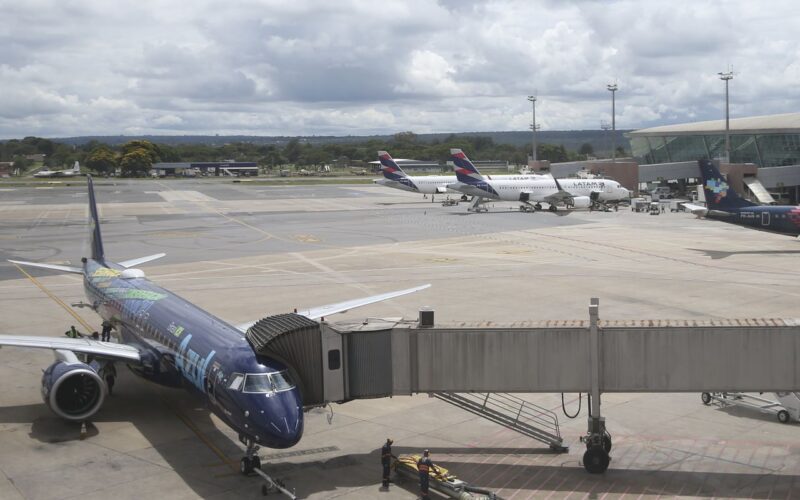 Avião supera ônibus como segundo meio mais comum de viagens pessoais
