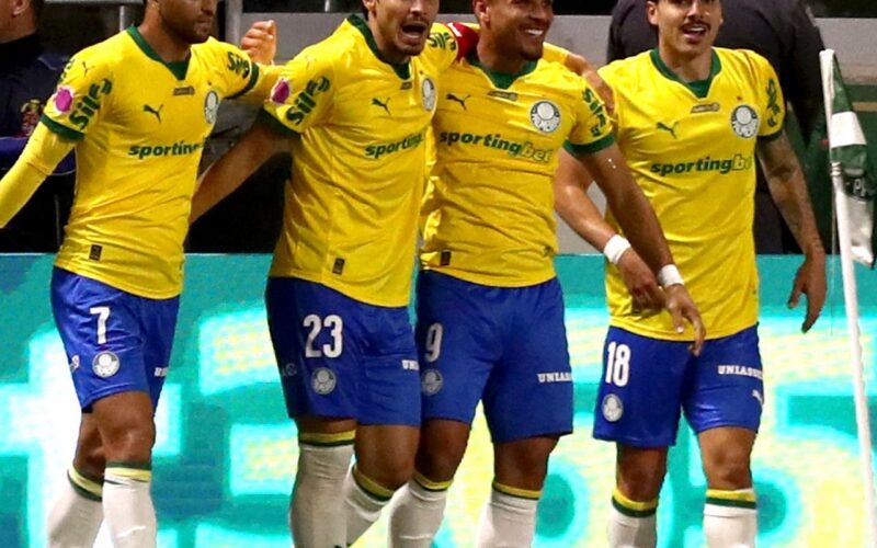 Brasileiro: Palmeiras goleia Bragantino e permanece com folga na ponta
