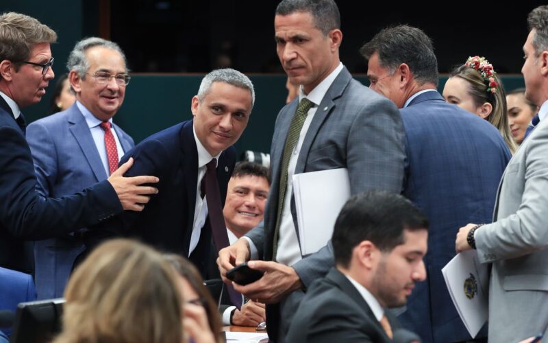 CCJ da Câmara suspende ação penal no STF contra deputado Gayer