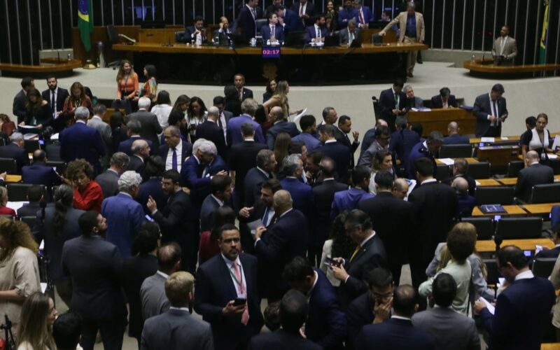 Câmara aprova isenção do IR para quem ganha até R$ 5 mil