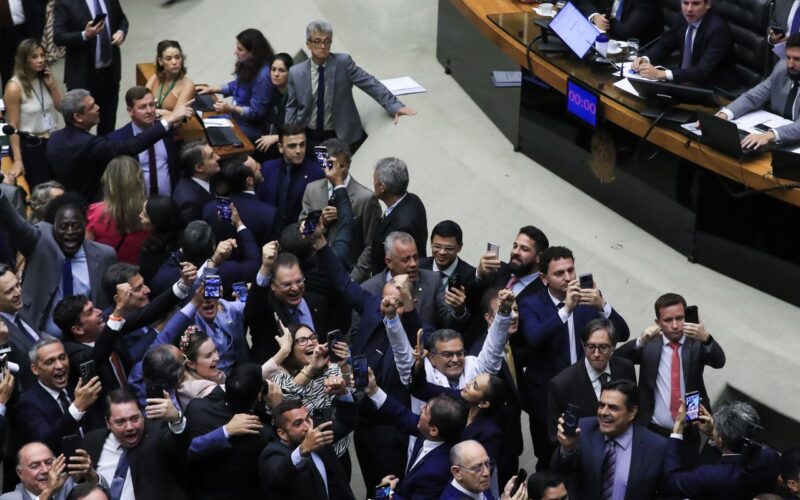 Câmara aprova retirada da MP do IOF da pauta; texto caduca