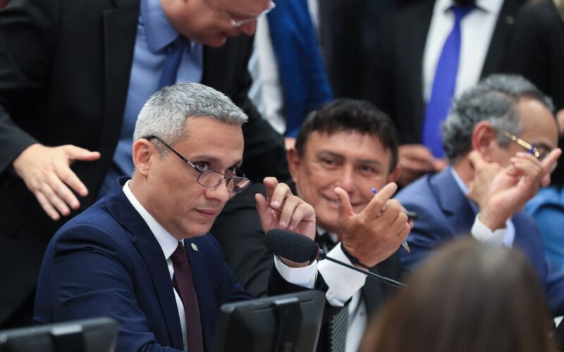 Câmara aprova suspensão de ação no STF contra Gustavo Gayer