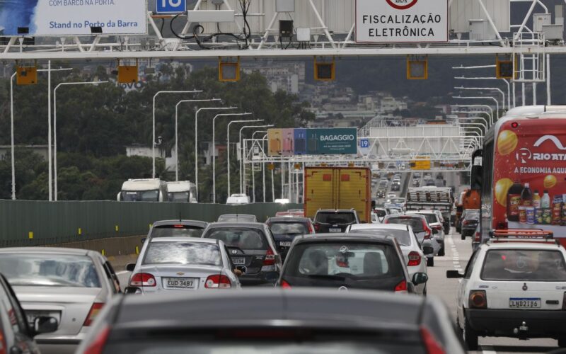 Carro é o principal meio de transporte para o trabalho, diz Censo