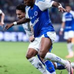 Cruzeiro vence e permanece na cola dos líderes do Brasileiro