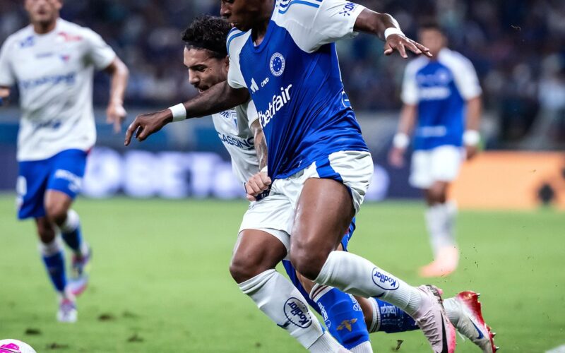 Cruzeiro vence e permanece na cola dos líderes do Brasileiro