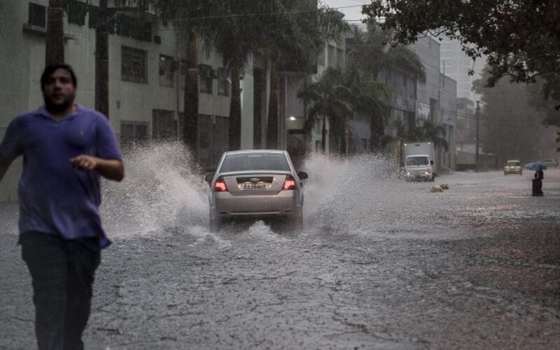 Defesa Civil emite alerta severo de temporal para capital paulista
