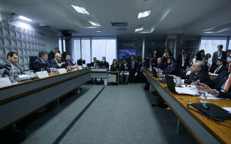 Dino autoriza silêncio de presidente de sindicato na CPMI do INSS