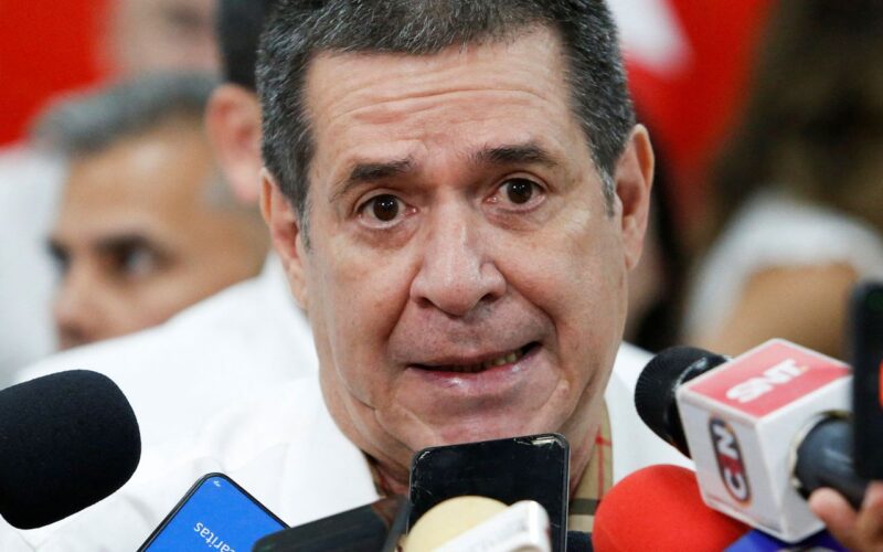 EUA suspendem sanções contra ex-presidente do Paraguai Horacio Cartes