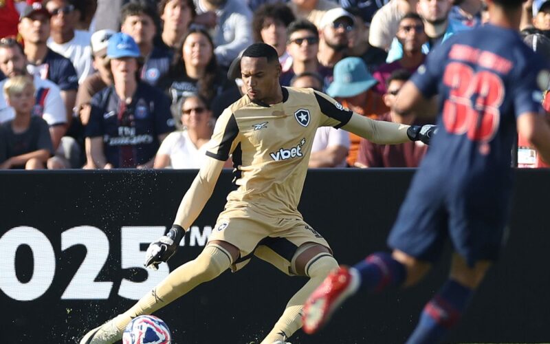 Ederson se machuca e John, ex-Botafogo, é convocado para amistosos