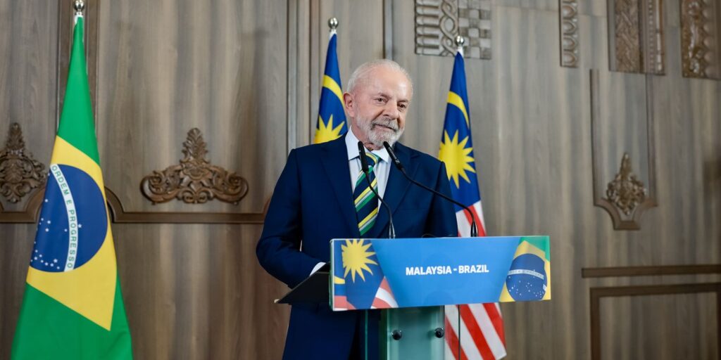 “Ele tem meu telefone e eu tenho o dele”, diz Lula sobre Trump