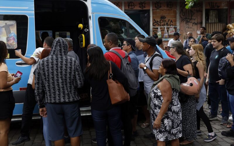 "Entrei na estação para fugir dos tiros", conta moradora do Rio