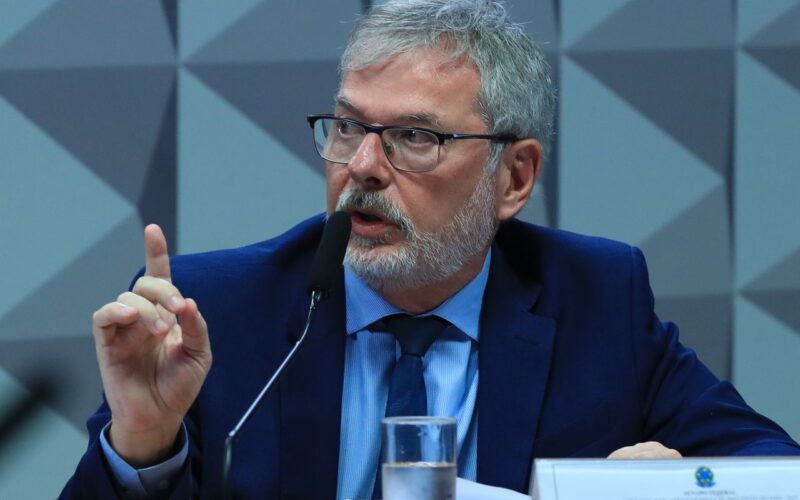 Ex-diretor do INSS nega vínculo político em depoimento à CPI