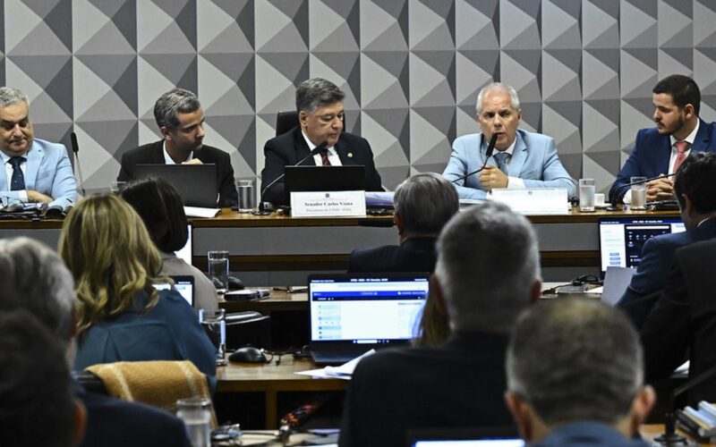 Ex-presidente do INSS se nega a responder perguntas de relator da CPI 