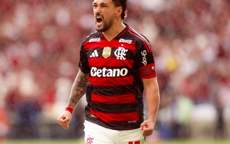 Flamengo vence no Maracanã e empata em número de pontos com Palmeiras
