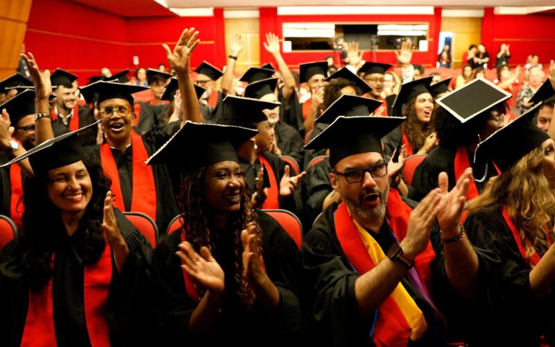 Formandos da Universidade das Quebradas celebram periferia na ABL