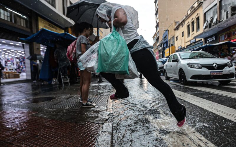Frente fria muda o tempo e favorece chuvas no estado de São Paulo