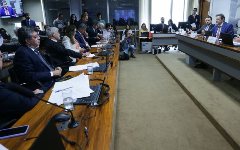 Haddad diz que cortar benefícios tributários é combater privilégios