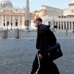 Igreja Católica é lenta para ajudar vítimas de abuso, diz comissão