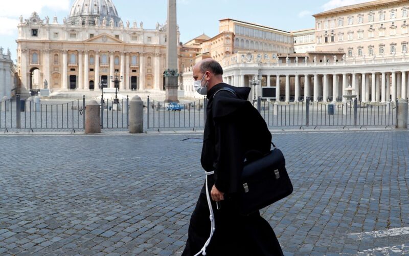 Igreja Católica é lenta para ajudar vítimas de abuso, diz comissão