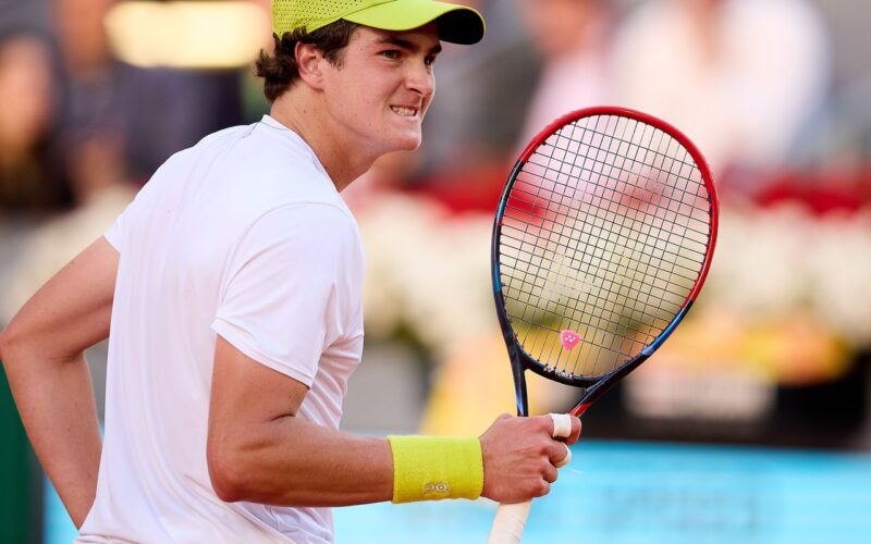 João Fonseca vai à 1ª semi de ATP 500 após abandono de rival no 3º set