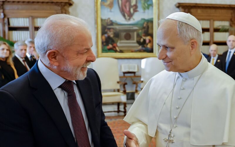Lula se reúne com papa Leão XIV, pela primeira vez, no Vaticano