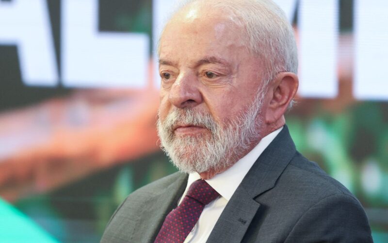 Lula troca de avião após falha no motor antes de voo no Pará