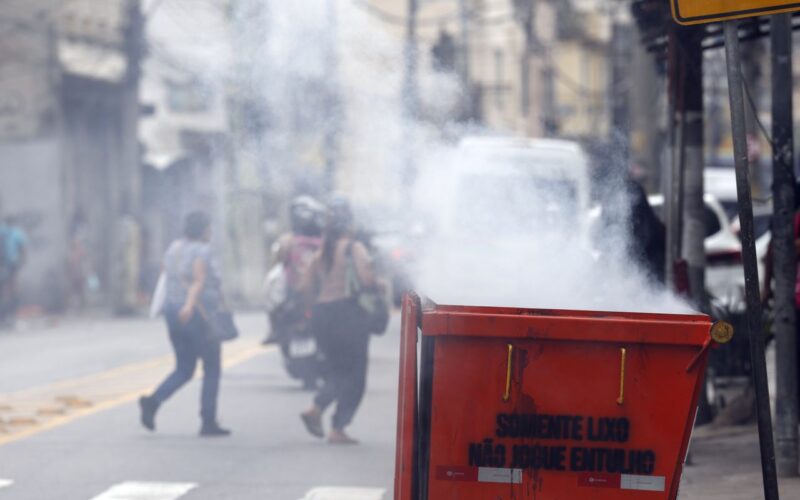 Moradores retiram cerca de 50 corpos em área de mata após operação