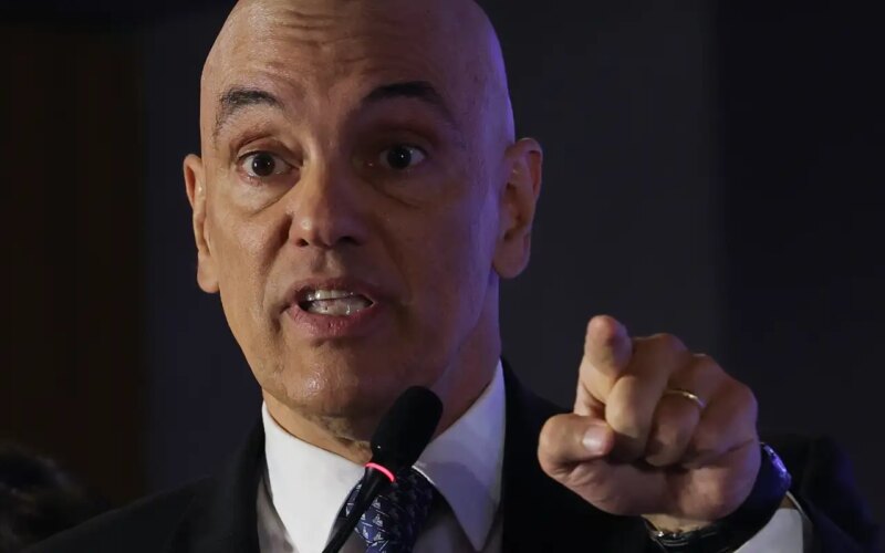 Moraes suspende decisão que destituiu defesa de réu da trama golpista