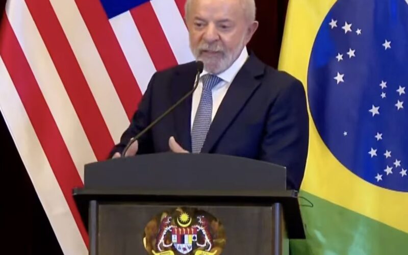 Problema do mundo é ausência de lideranças , diz Lula na Malásia