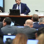 Relator vota para arquivar processo de cassação de Eduardo Bolsonaro