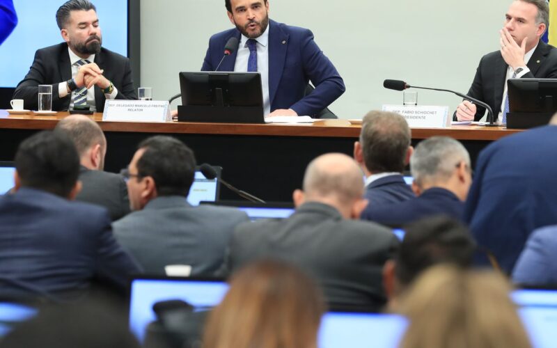 Relator vota para arquivar processo de cassação de Eduardo Bolsonaro