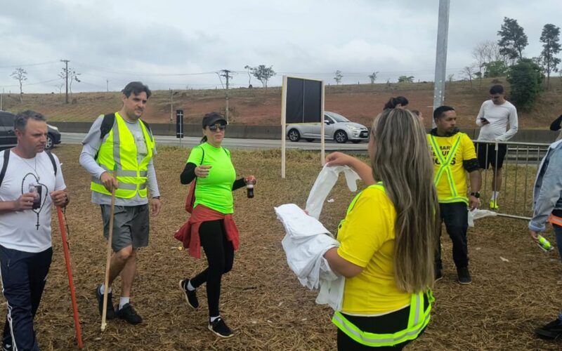 Romeiros que vão a Aparecida usam tendas de apoio em rodovias de SP