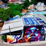 Telhado na Cidade de Deus diz: "Aqui tem crianças, sonhos e famílias"