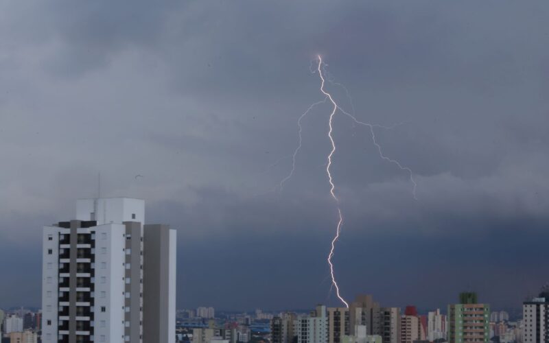 Ventos fortes em SP derrubam cobertura de arena e deixam 8 feridos