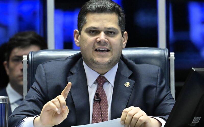 Alcolumbre e Moraes discutem como combater o crime organizado