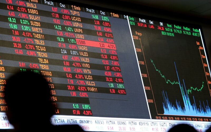 Bolsa volta a subir e atinge inéditos 153 mil pontos em dia de Copom