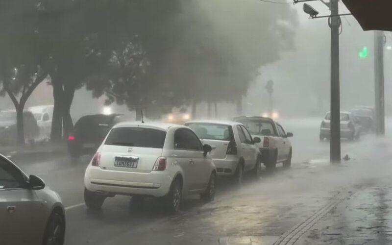 Chuvas e ventos fortes voltam a causar estragos em cidades do RS