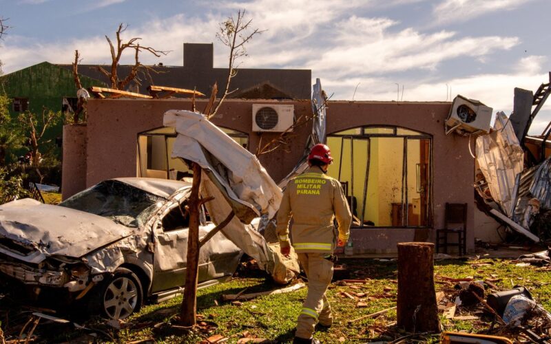 Cidade devastada por tornado tem 2 mil sem luz; 32 seguem internados