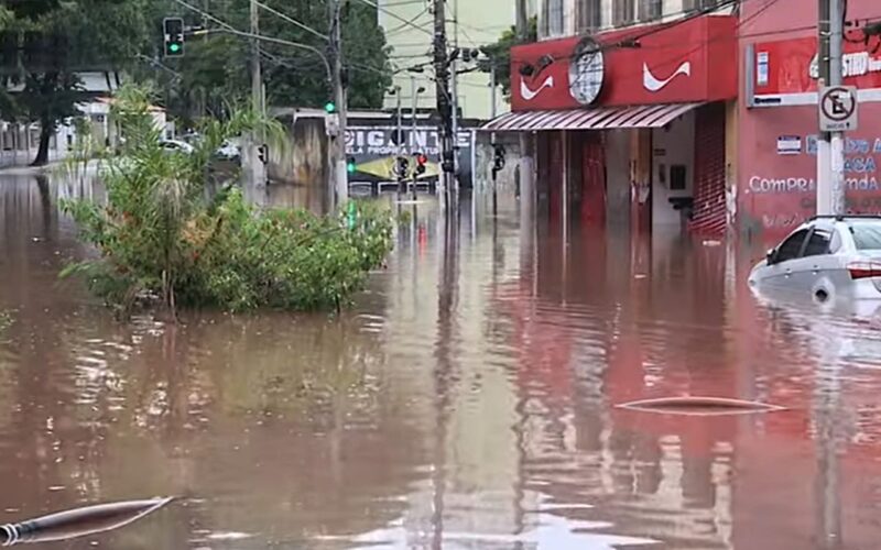 Domingo de Finados começa com chuva em São Paulo