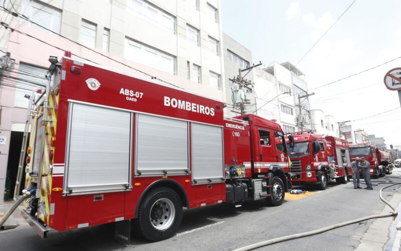 Explosão de galpão com fogos de artifício mata uma pessoa em São Paulo